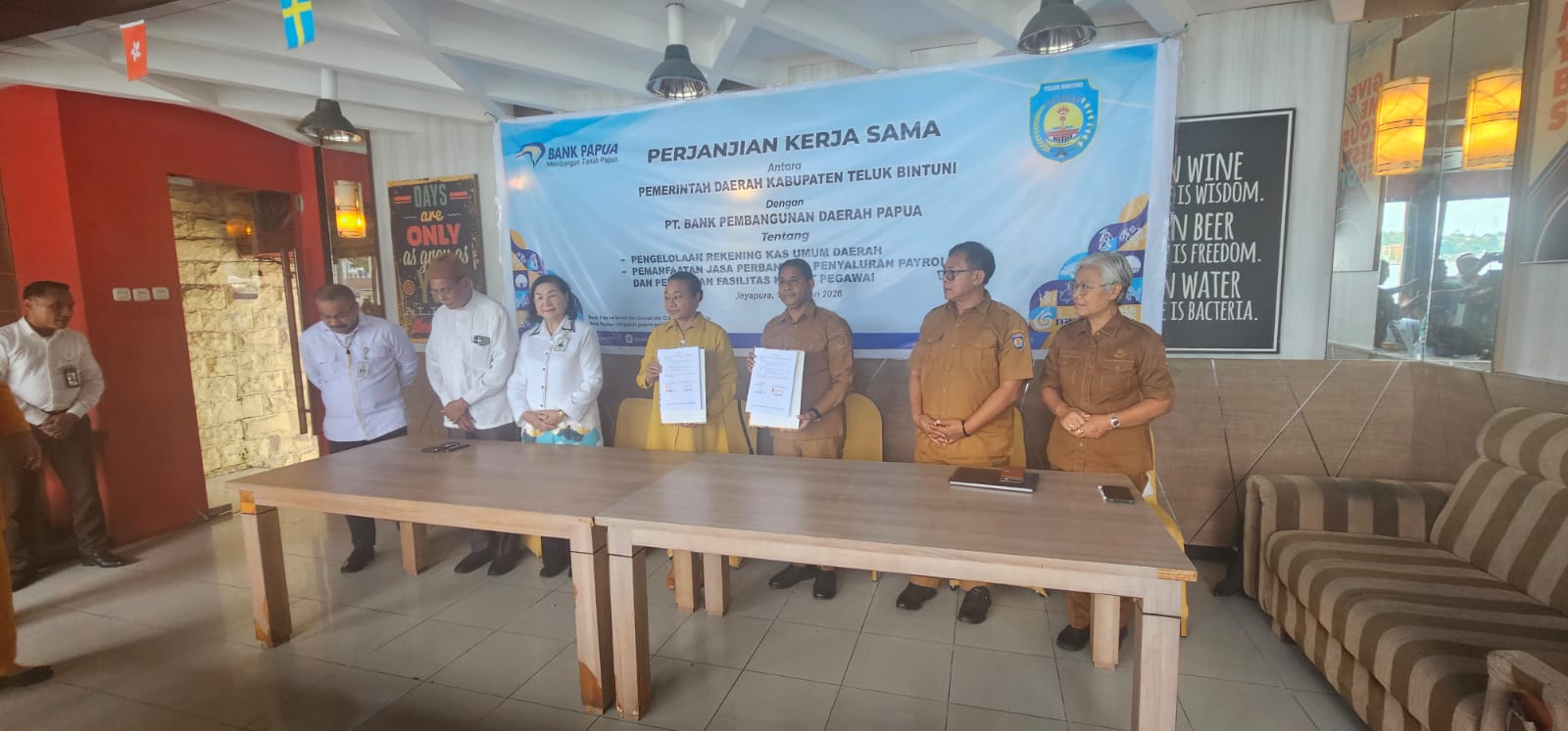 PENANDATANGAN PERJANJIAN KERJA SAMA DIREKTUR UTAMA BANK PAPUA DENGAN BUPATI TELUK BINTUNI